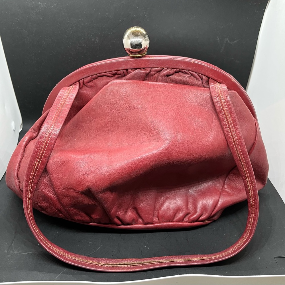 1960’sred leather shoulder bag w/ metal ball oyster clamp close attach coin purs